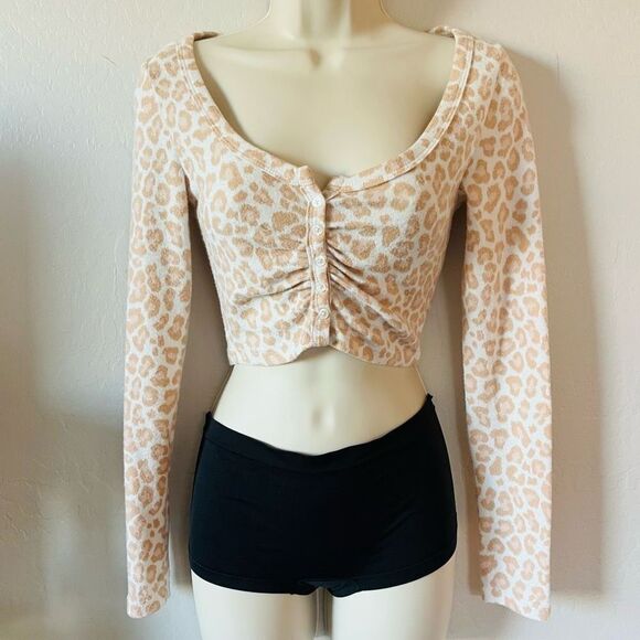Colsie Tops - Colsie XS soft long sleeve leopard crop‎ Henley soft